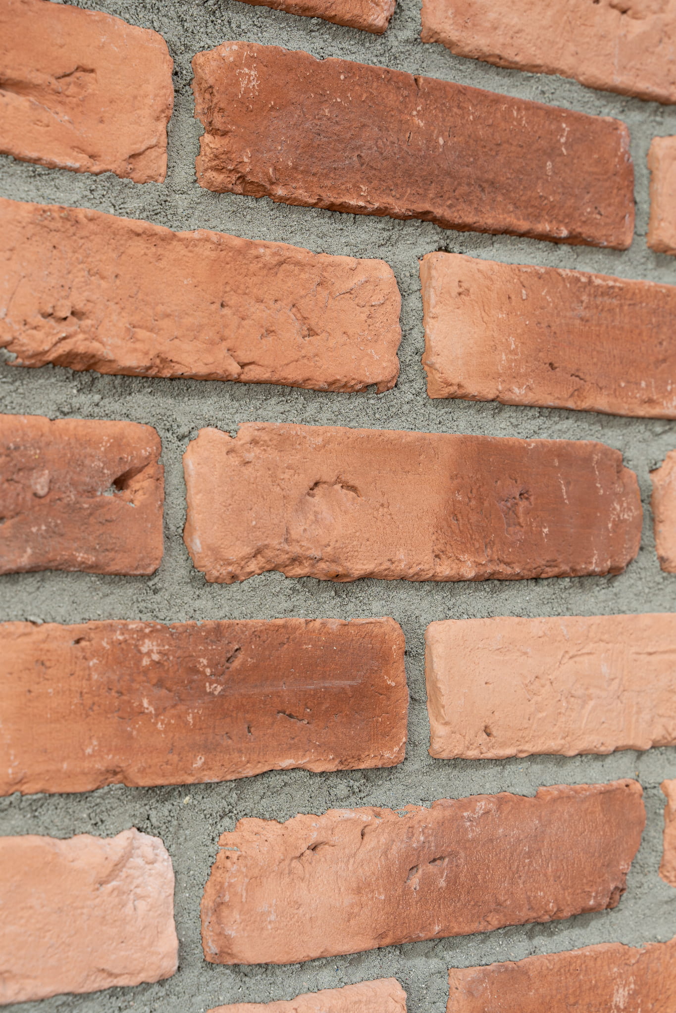 Moderne stiliseeritud tellis plaadid seinal