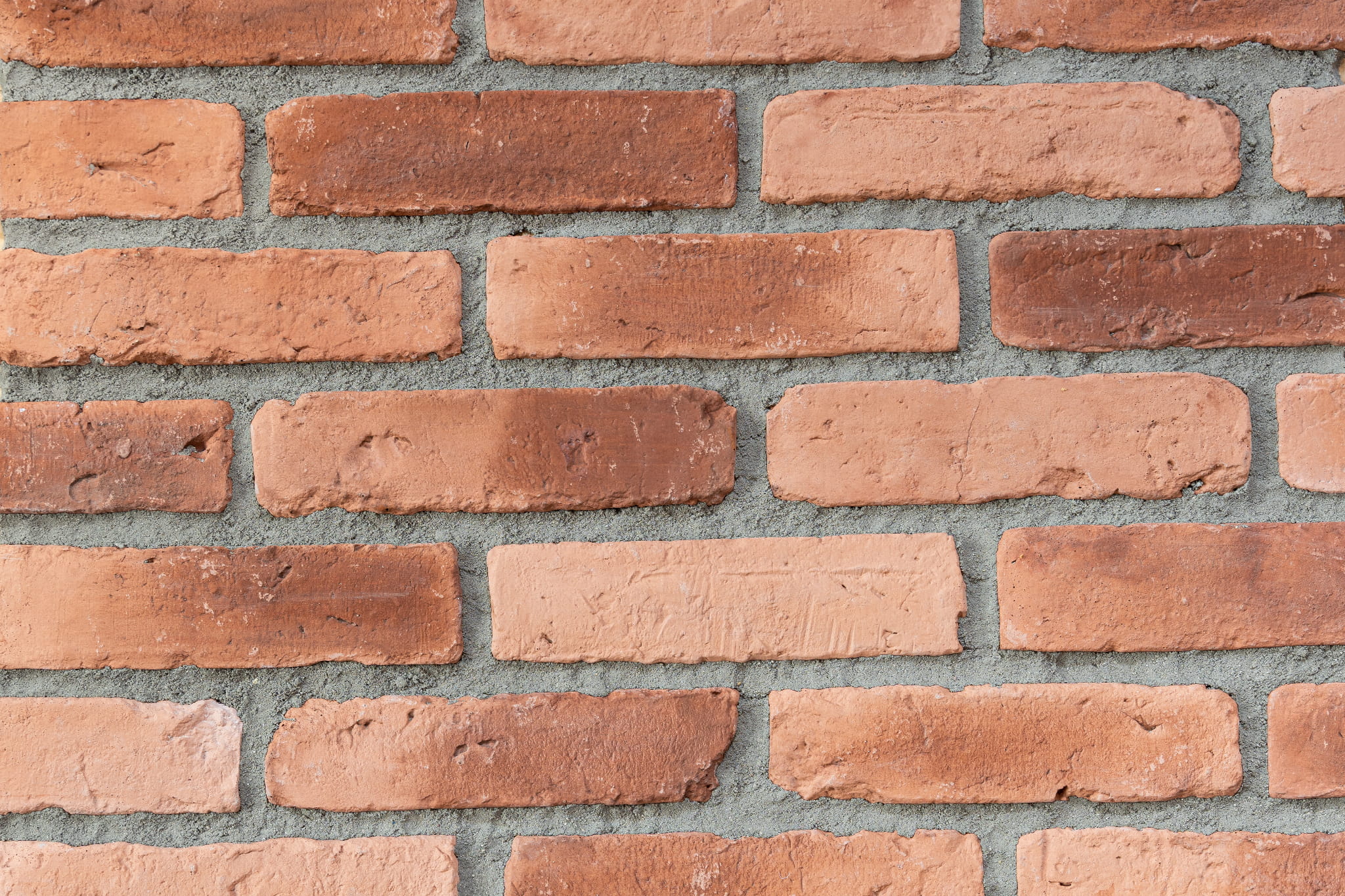 Moderne stiliseeritud tellis plaadid seinal