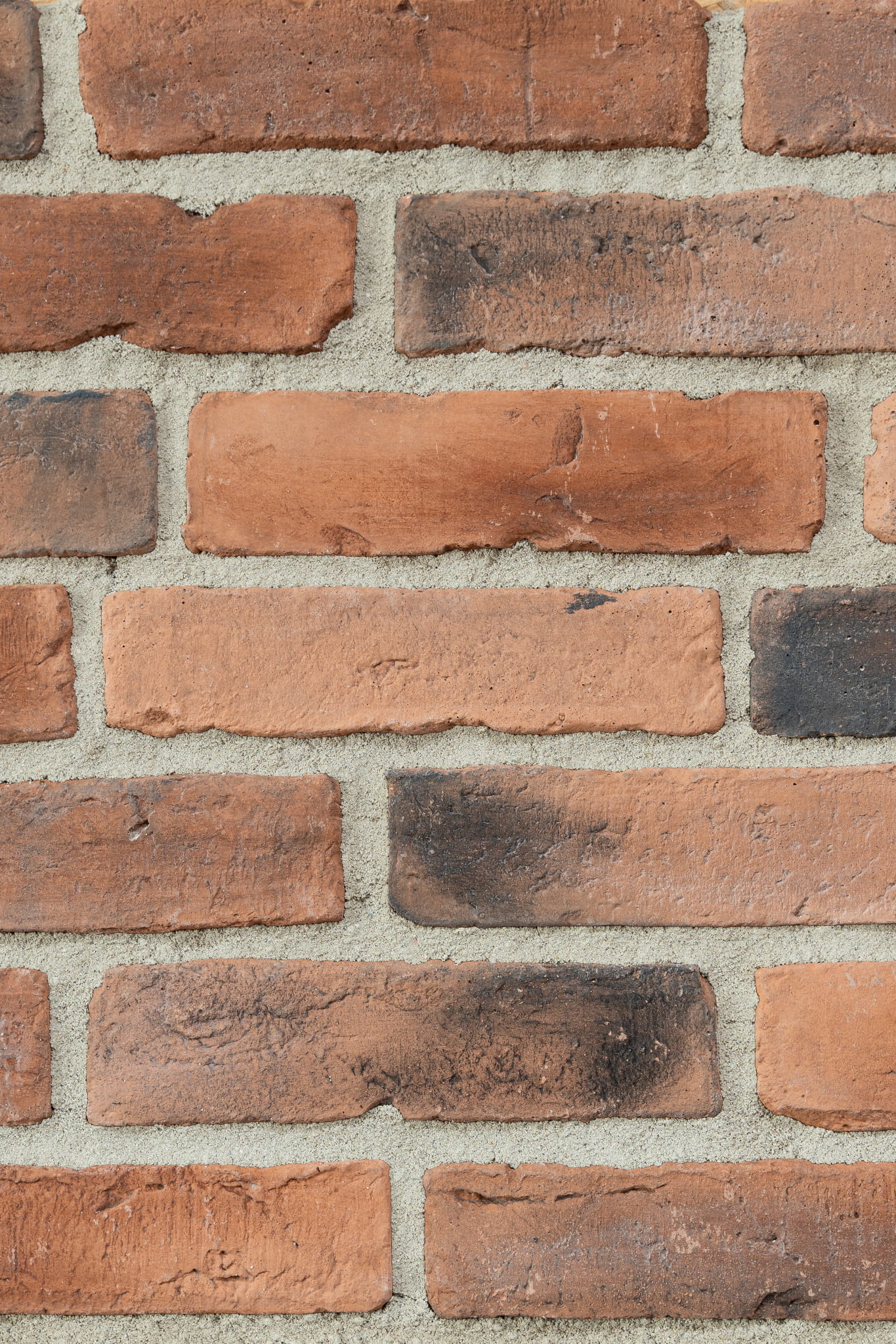 Moderne ajaloolisest stiliseeritud tellistest plaadid seinal