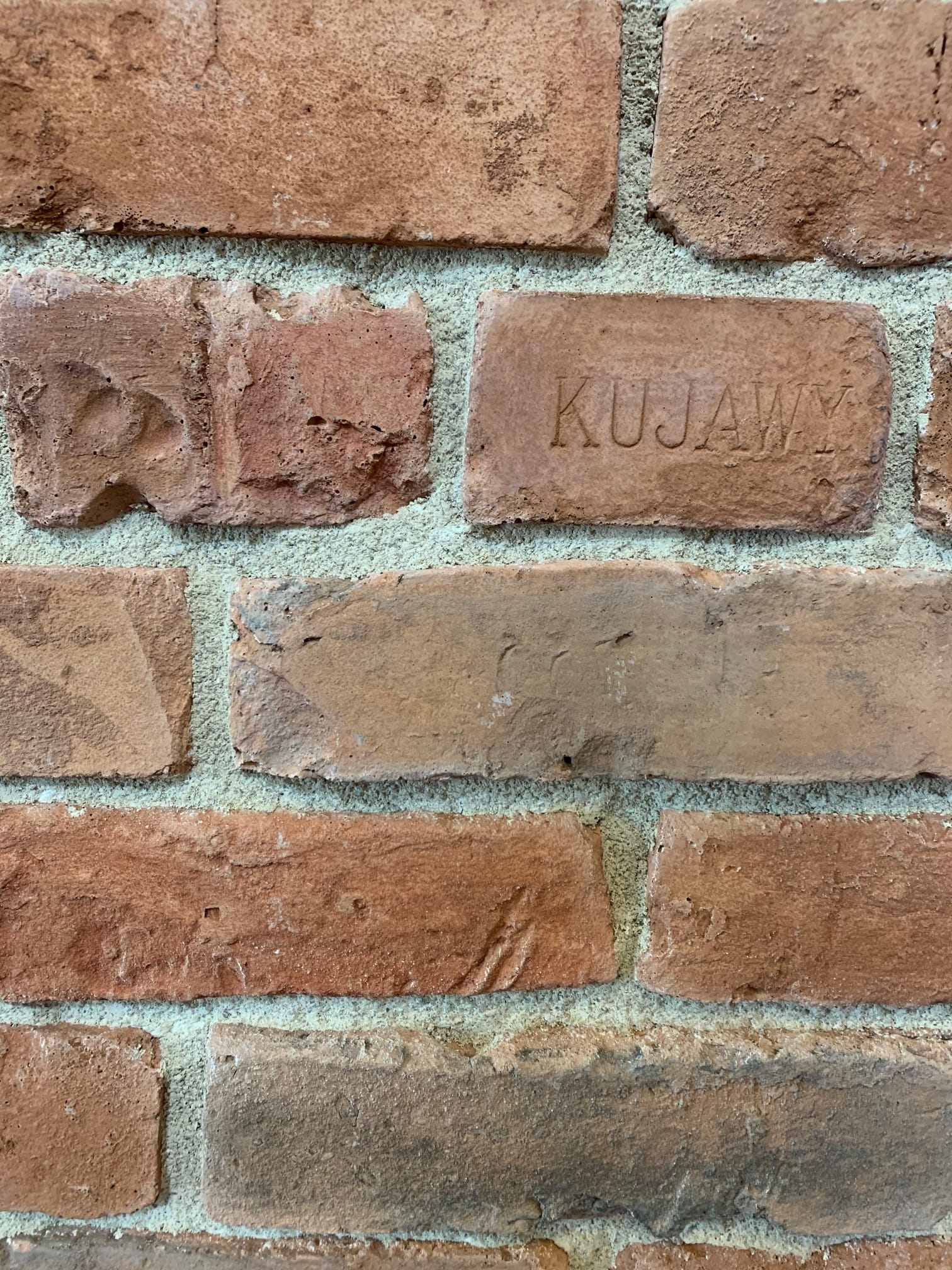 Ajalooliste hoonete telliskiviplaadid seinale