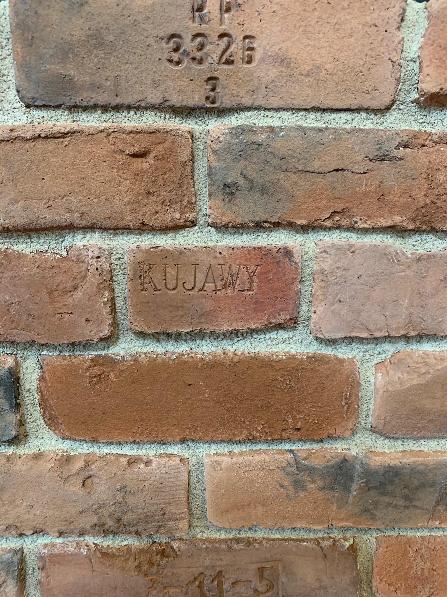 Ajalooliste hoonete telliskiviplaadid seinale