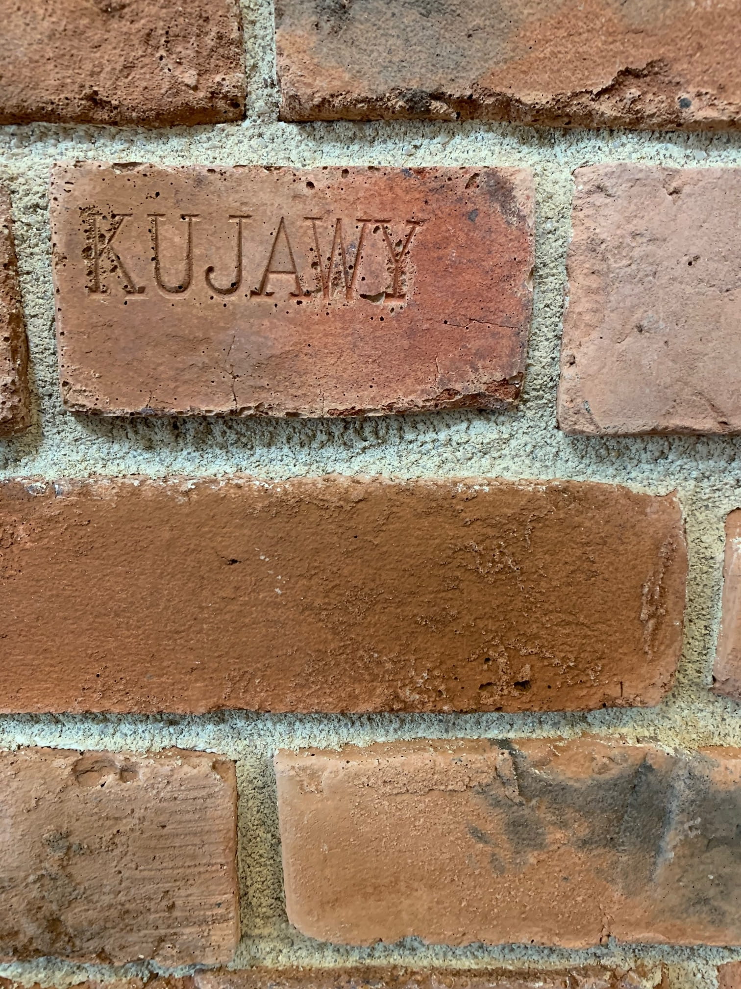 Ajalooliste hoonete telliskiviplaadid seinale