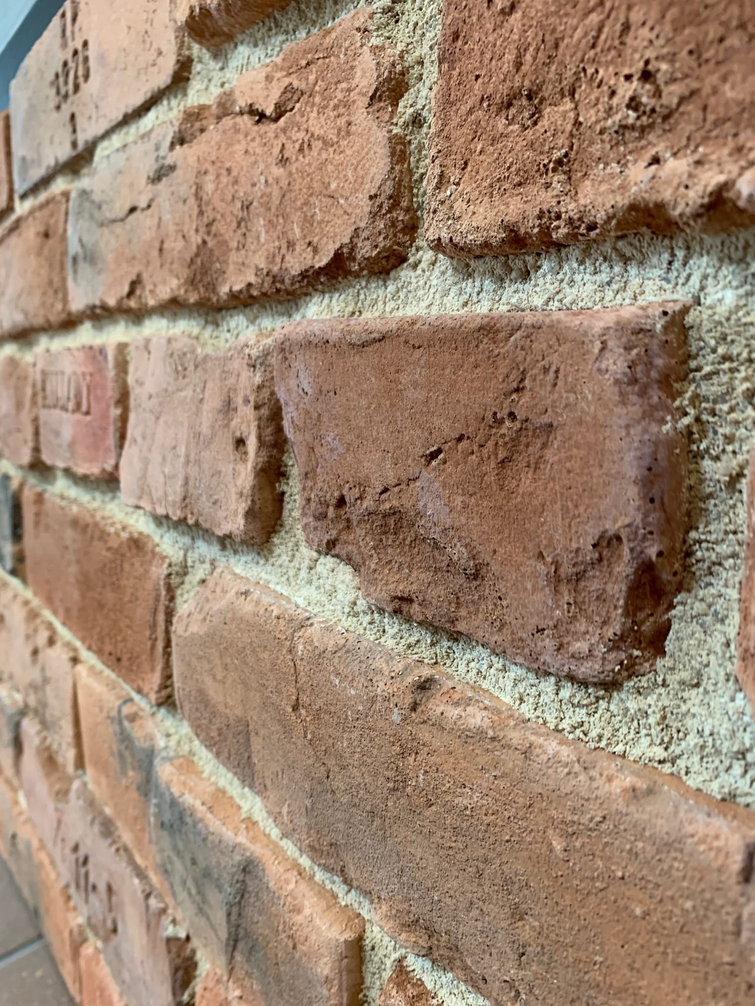 Ajalooliste hoonete telliskiviplaadid seinale