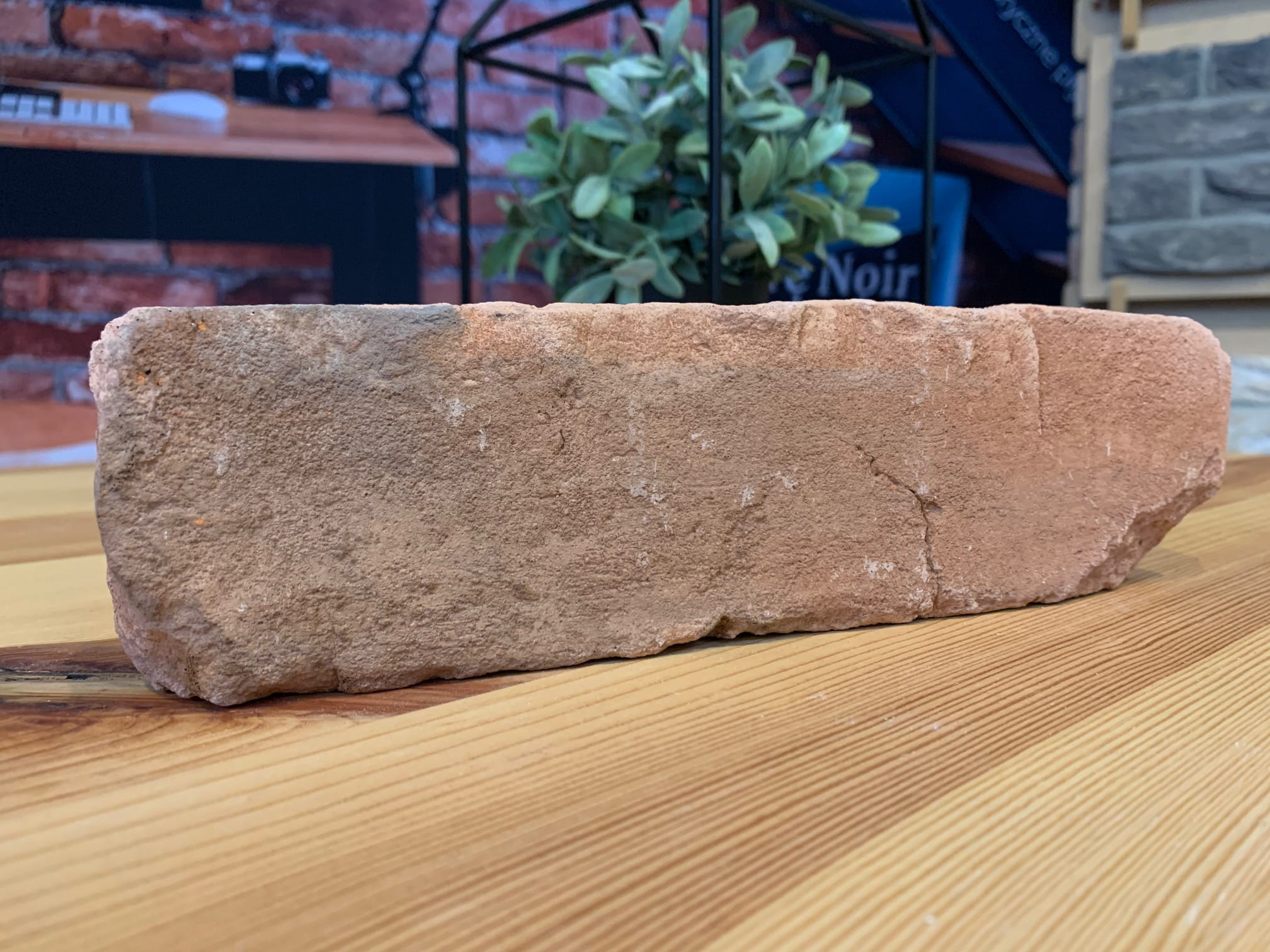 Ajalooliste hoonete telliskiviplaadid seinale