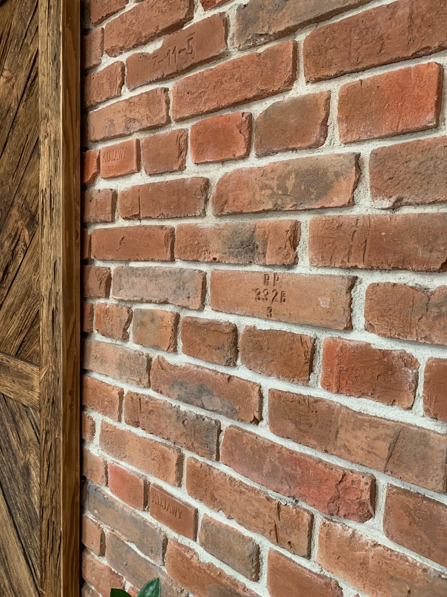 Ajalooliste hoonete telliskiviplaadid seinale