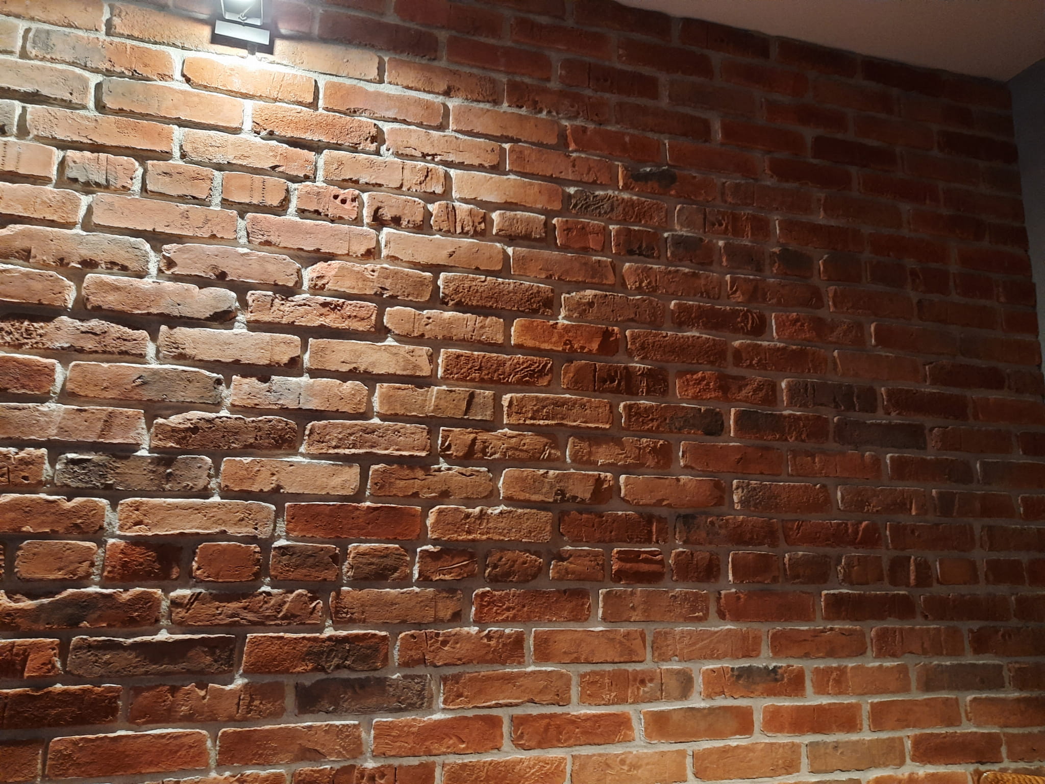 Ajalooliste hoonete telliskiviplaadid seinale