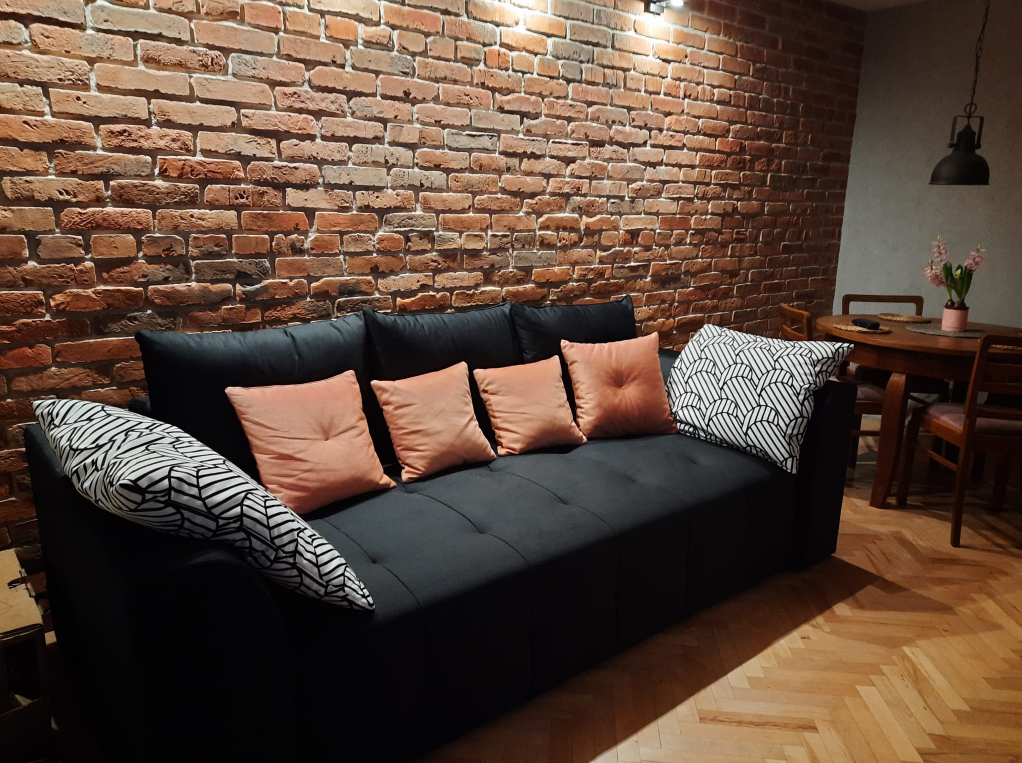 Ajalooliste hoonete telliskiviplaadid seinale