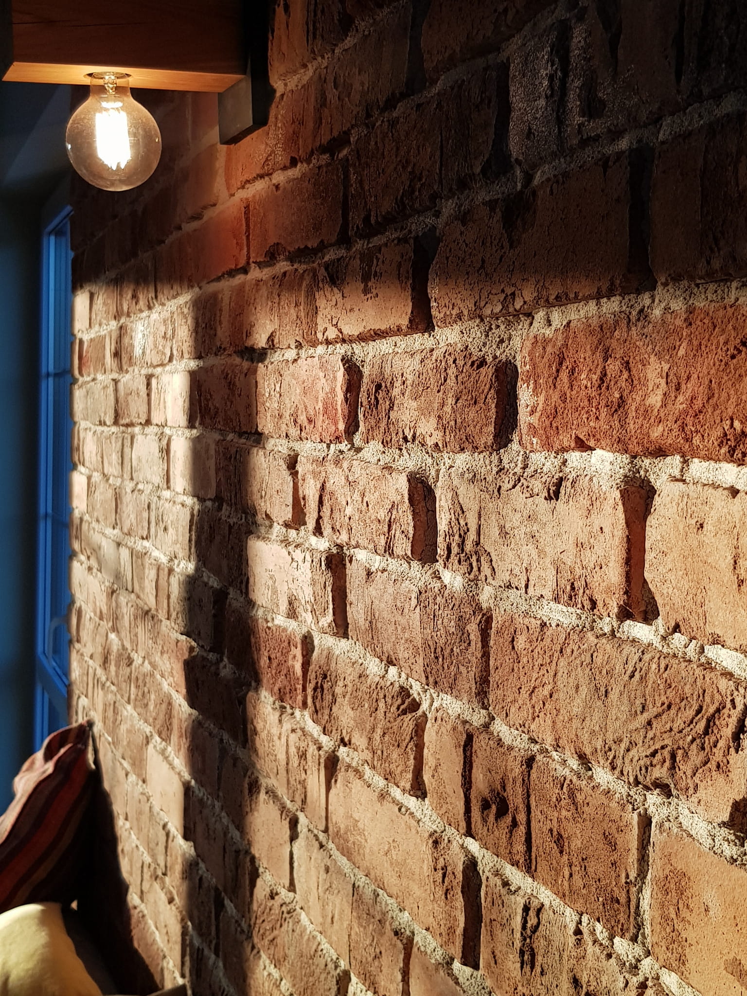 Ajalooliste hoonete telliskiviplaadid seinale