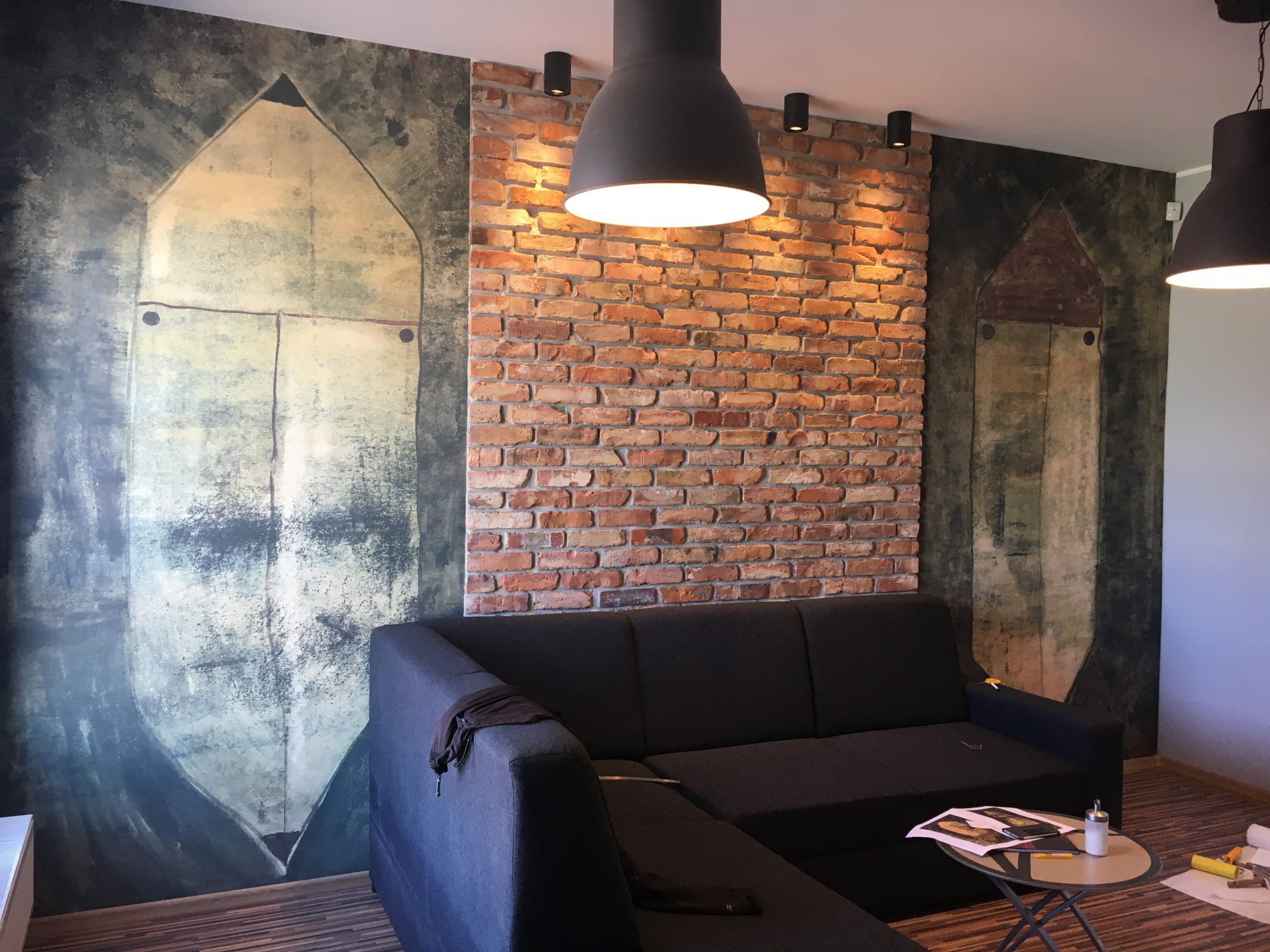 Moderne stiliseeritud telliskivi plaadid seinal klassikaline