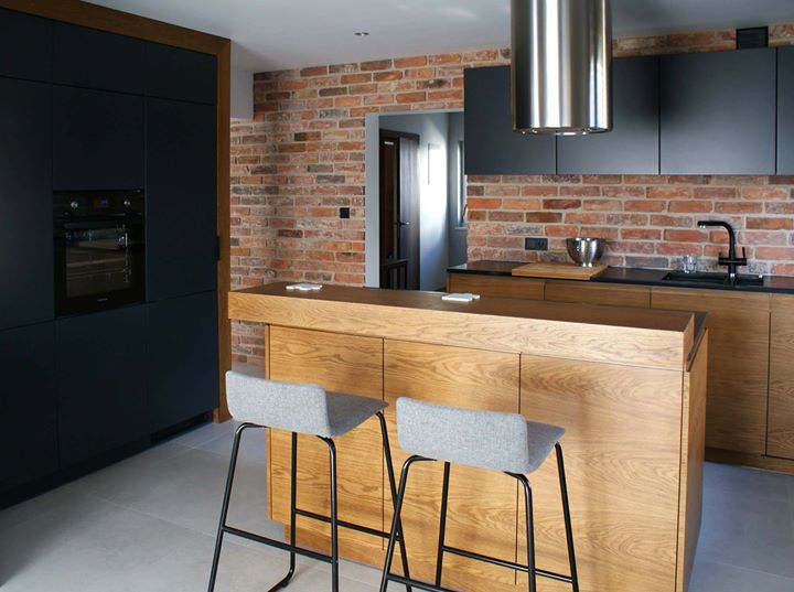 Moderne stiliseeritud telliskivi plaadid seinal klassikaline