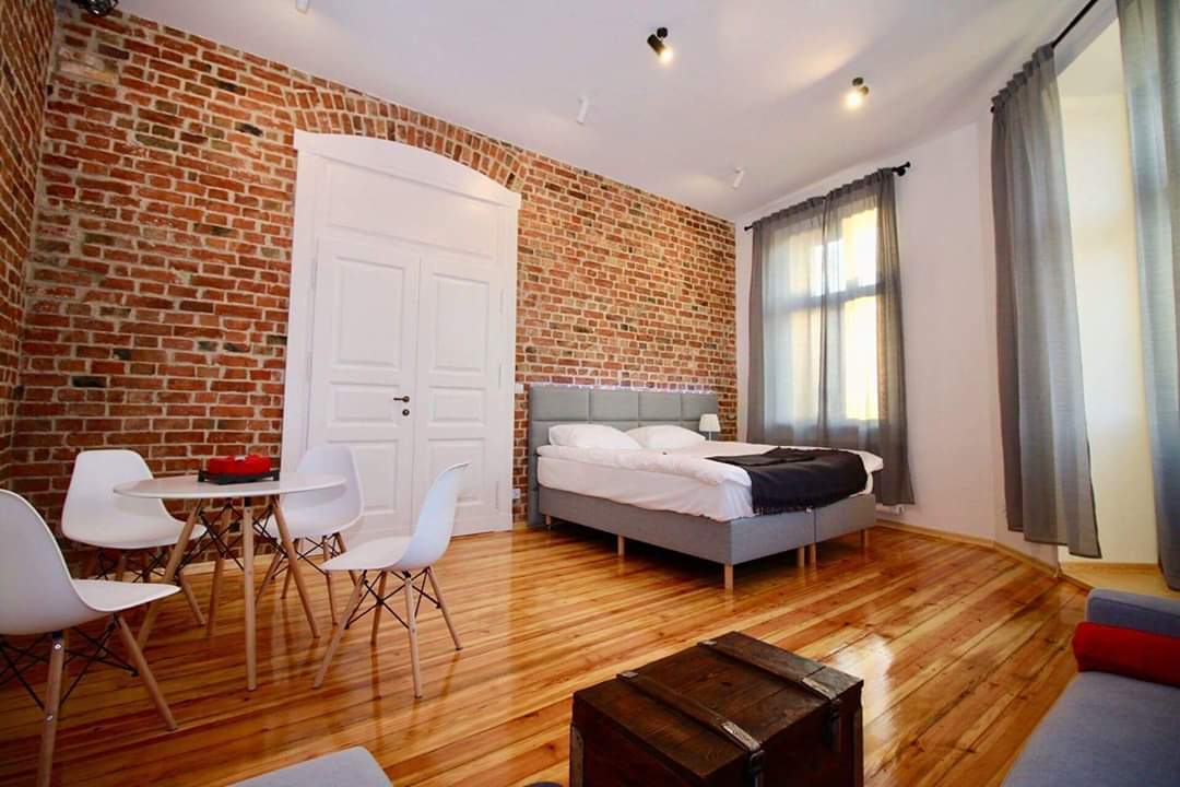 Moderne stiliseeritud telliskivi plaadid seinal klassikaline