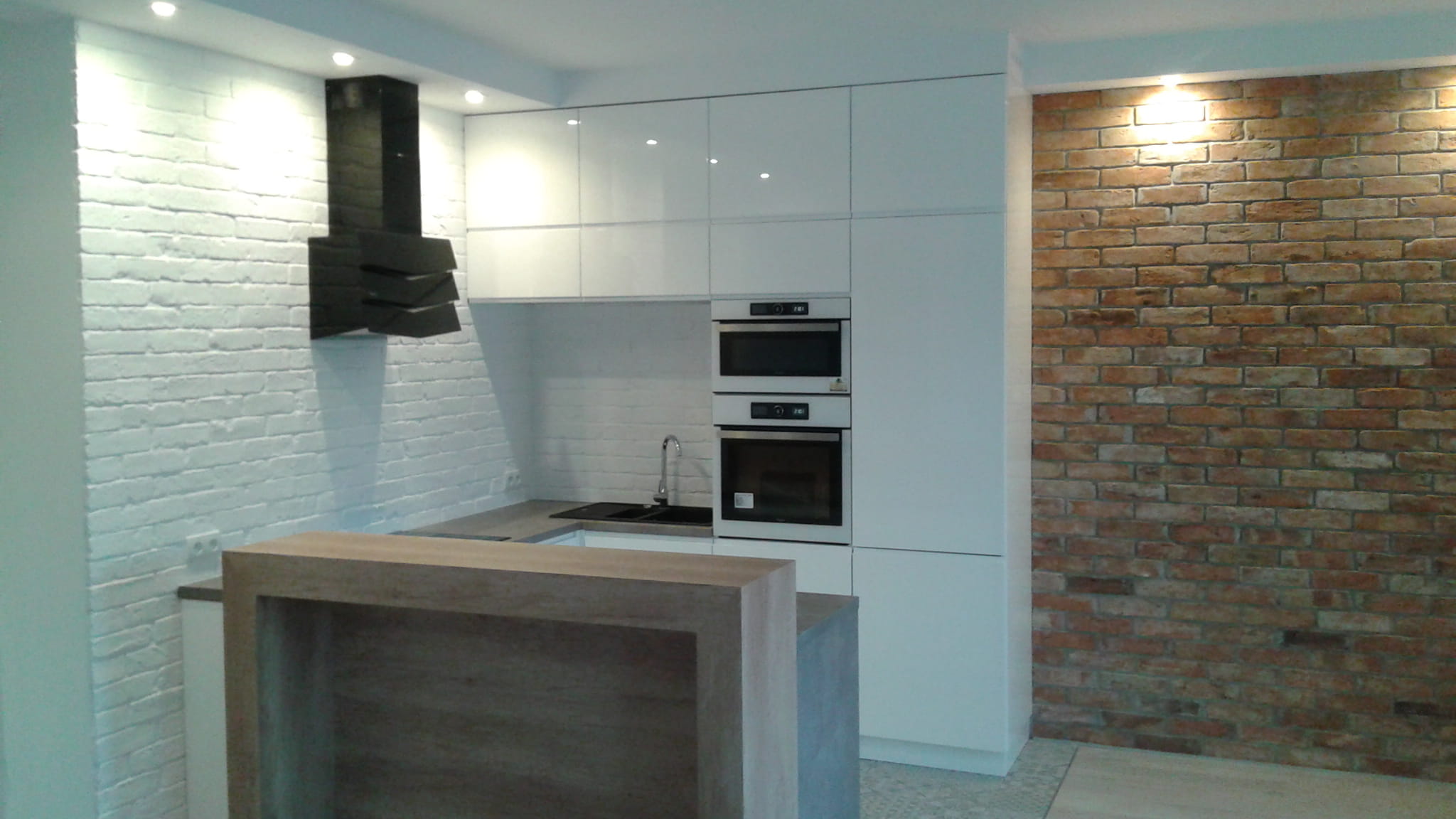 Moderne stiliseeritud telliskivi plaadid seinal klassikaline