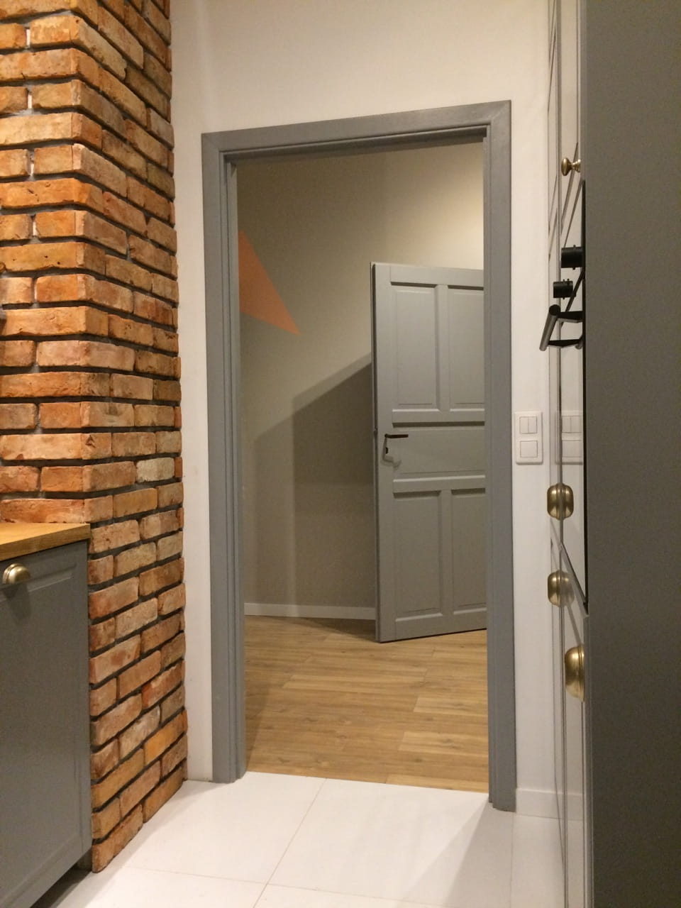 Moderne stiliseeritud telliskivi plaadid seinal klassikaline