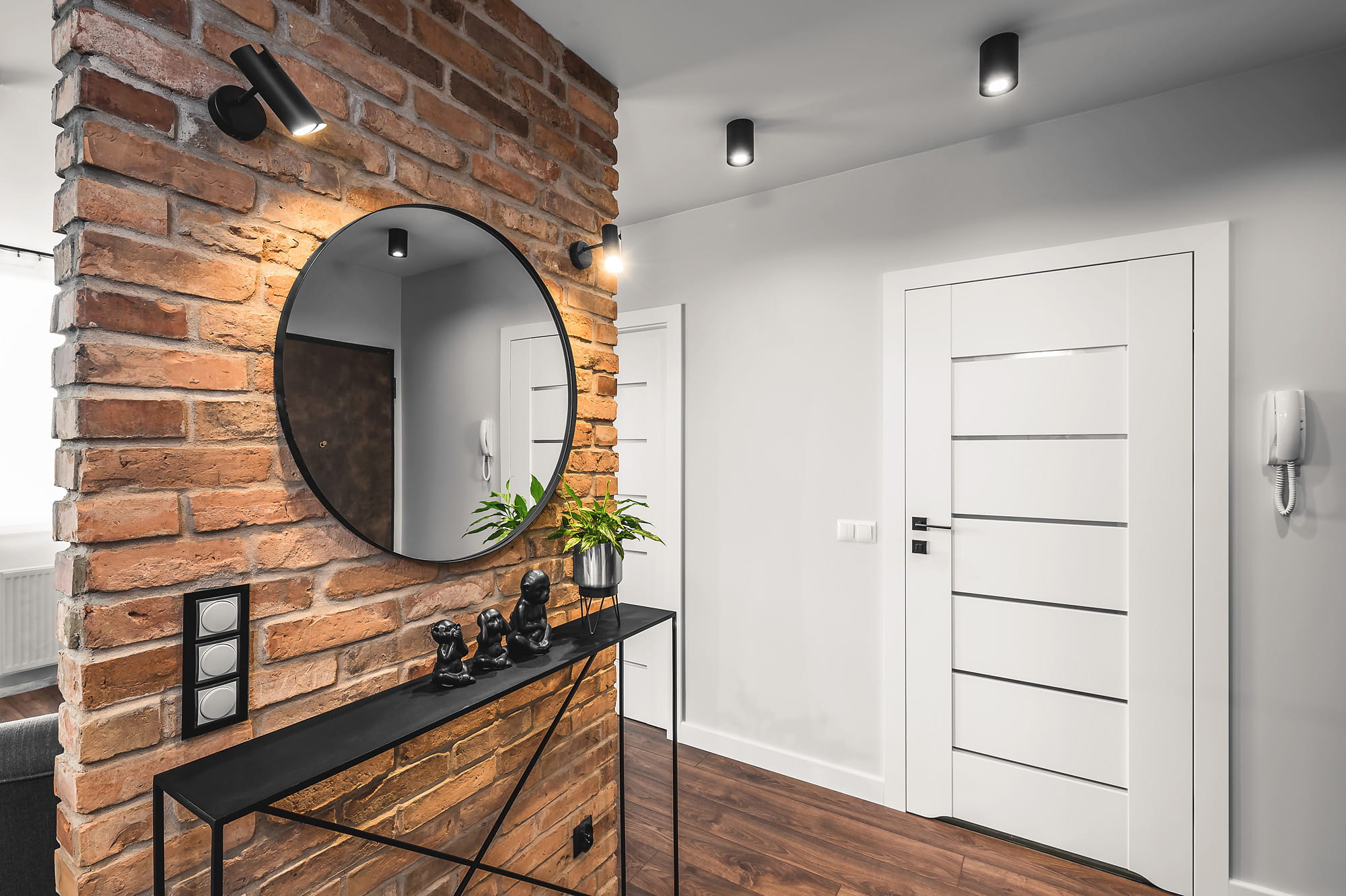 Moderne stiliseeritud telliskivi plaadid seinal klassikaline