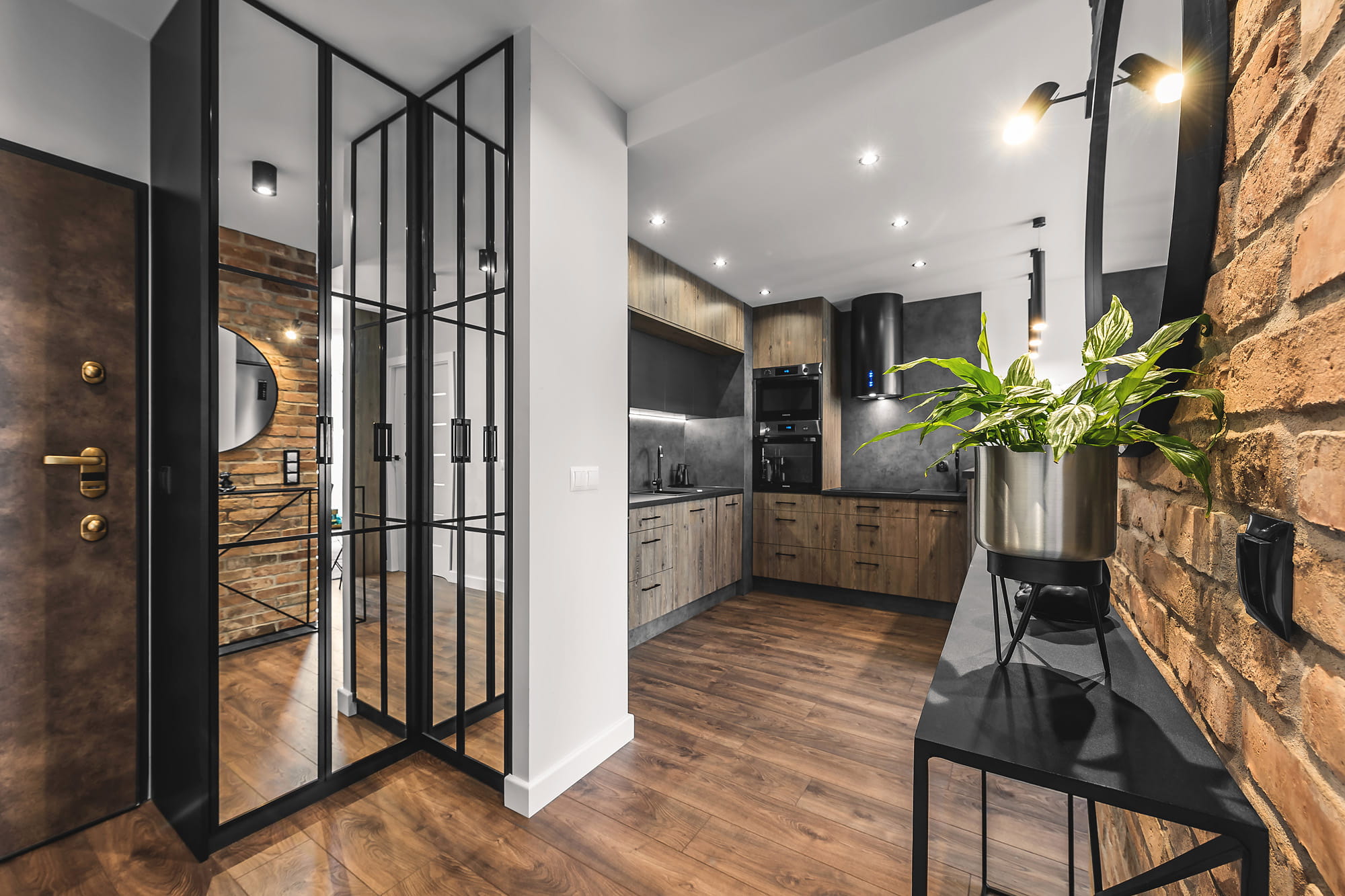 Moderne stiliseeritud telliskivi plaadid seinal klassikaline