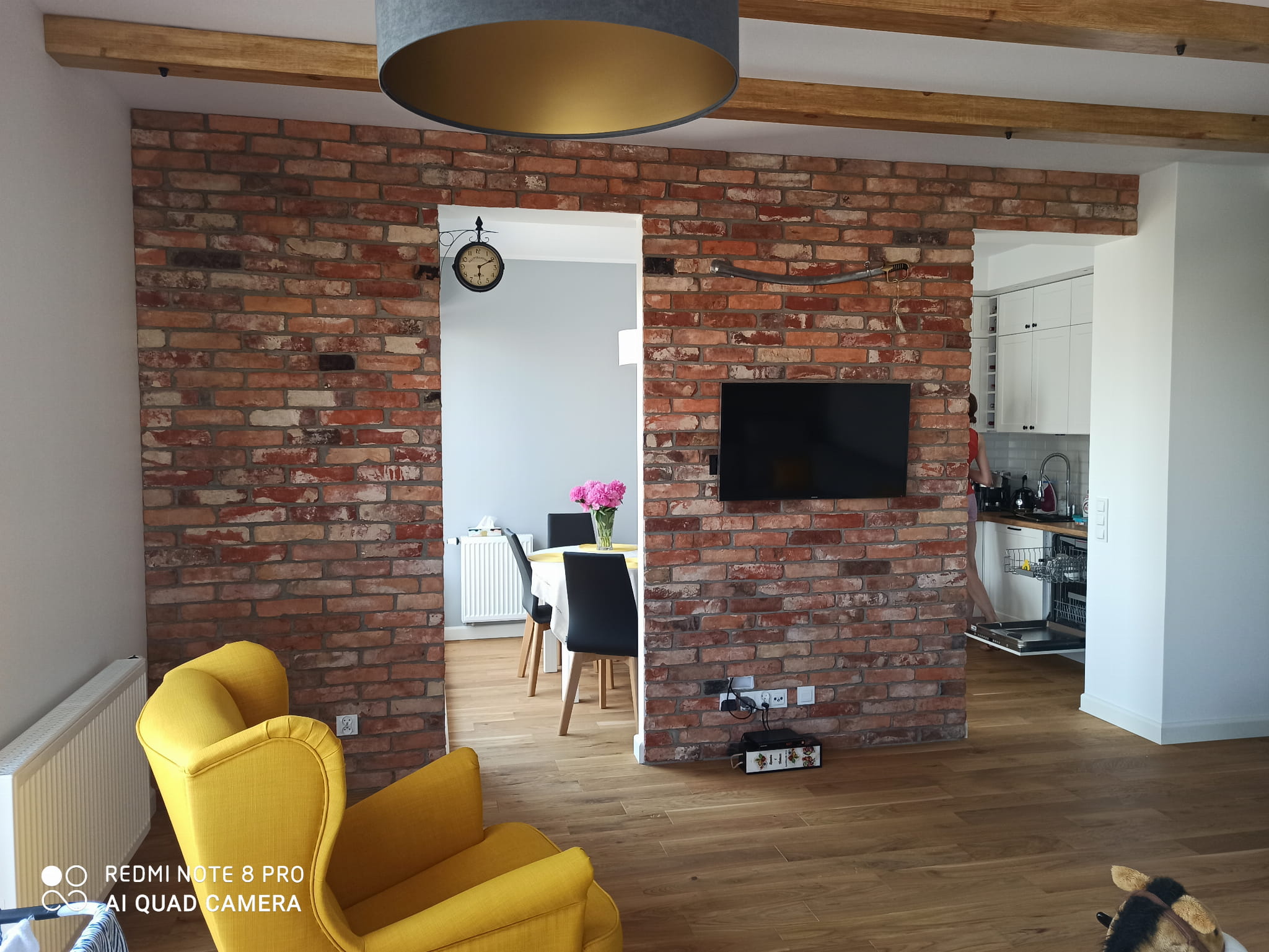 Moderne stiliseeritud telliskivi plaadid seinal klassikaline