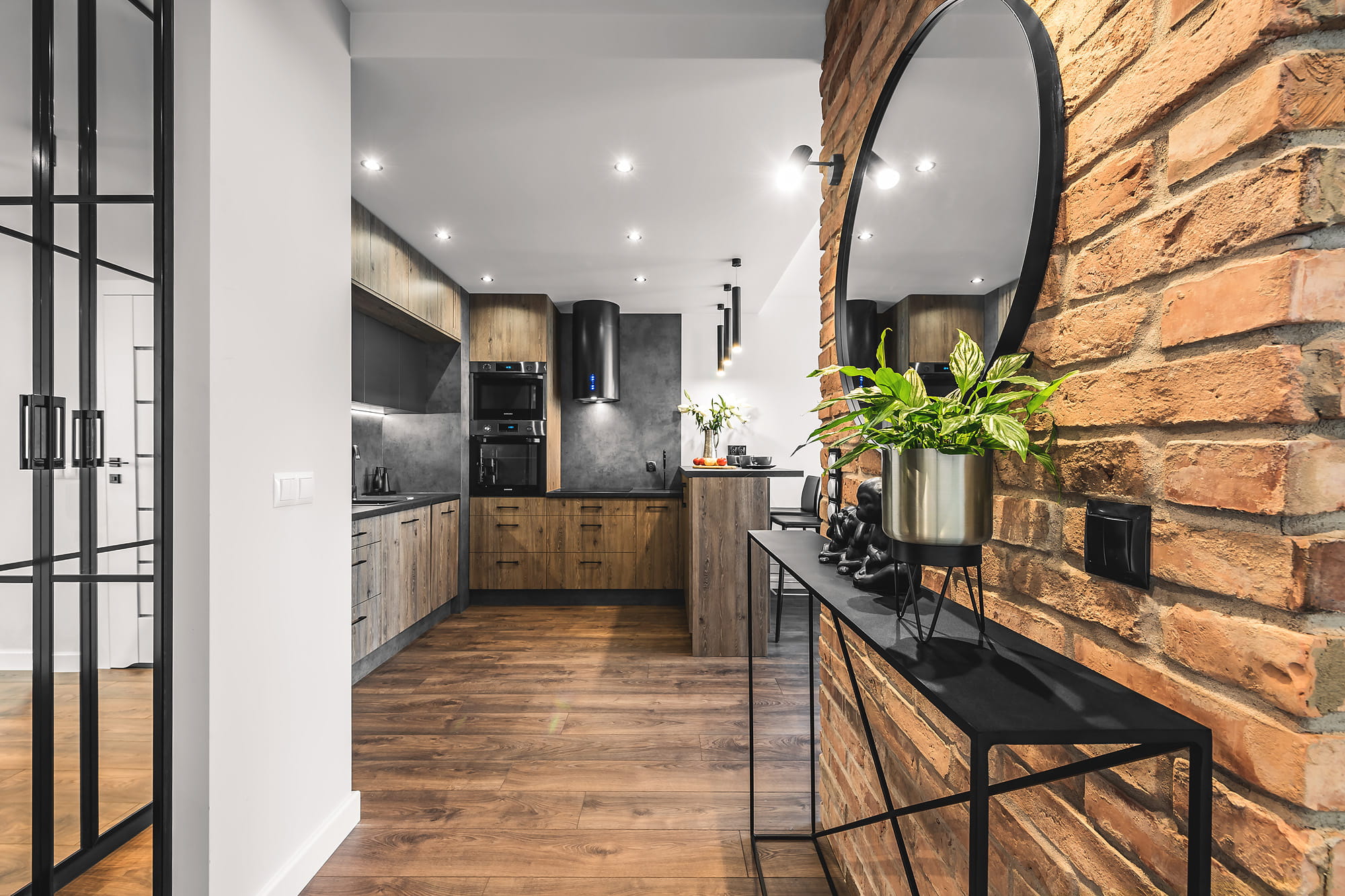 Moderne stiliseeritud telliskivi plaadid seinal klassikaline