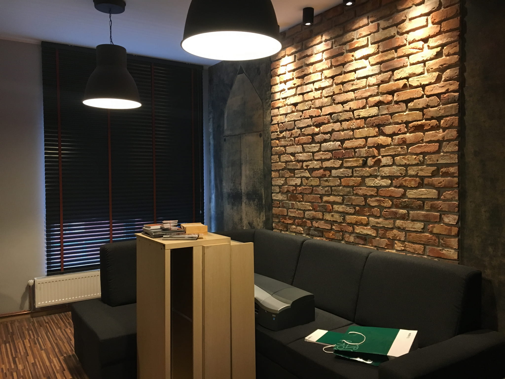 Moderne stiliseeritud telliskivi plaadid seinal klassikaline