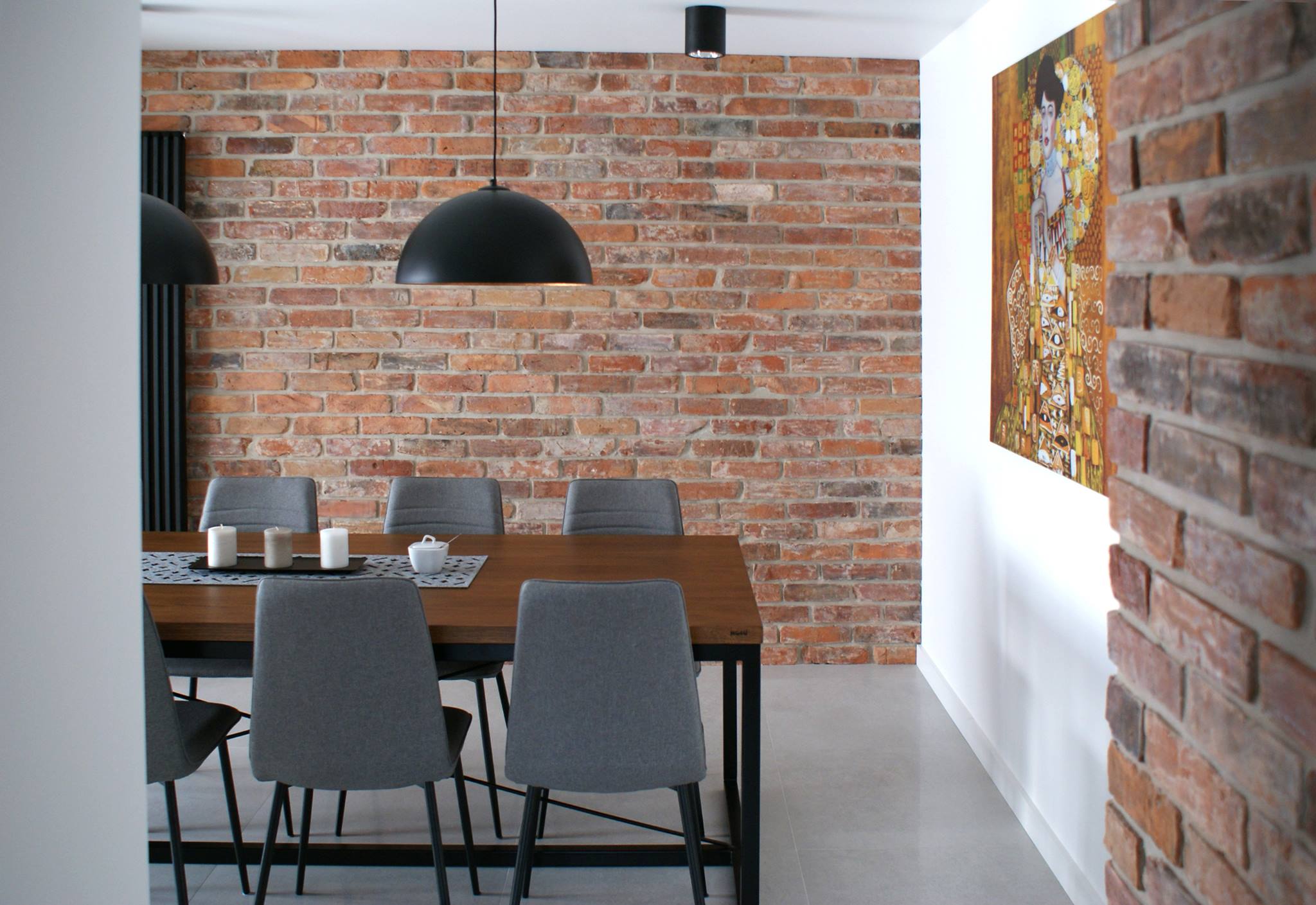 Moderne stiliseeritud telliskivi plaadid seinal klassikaline