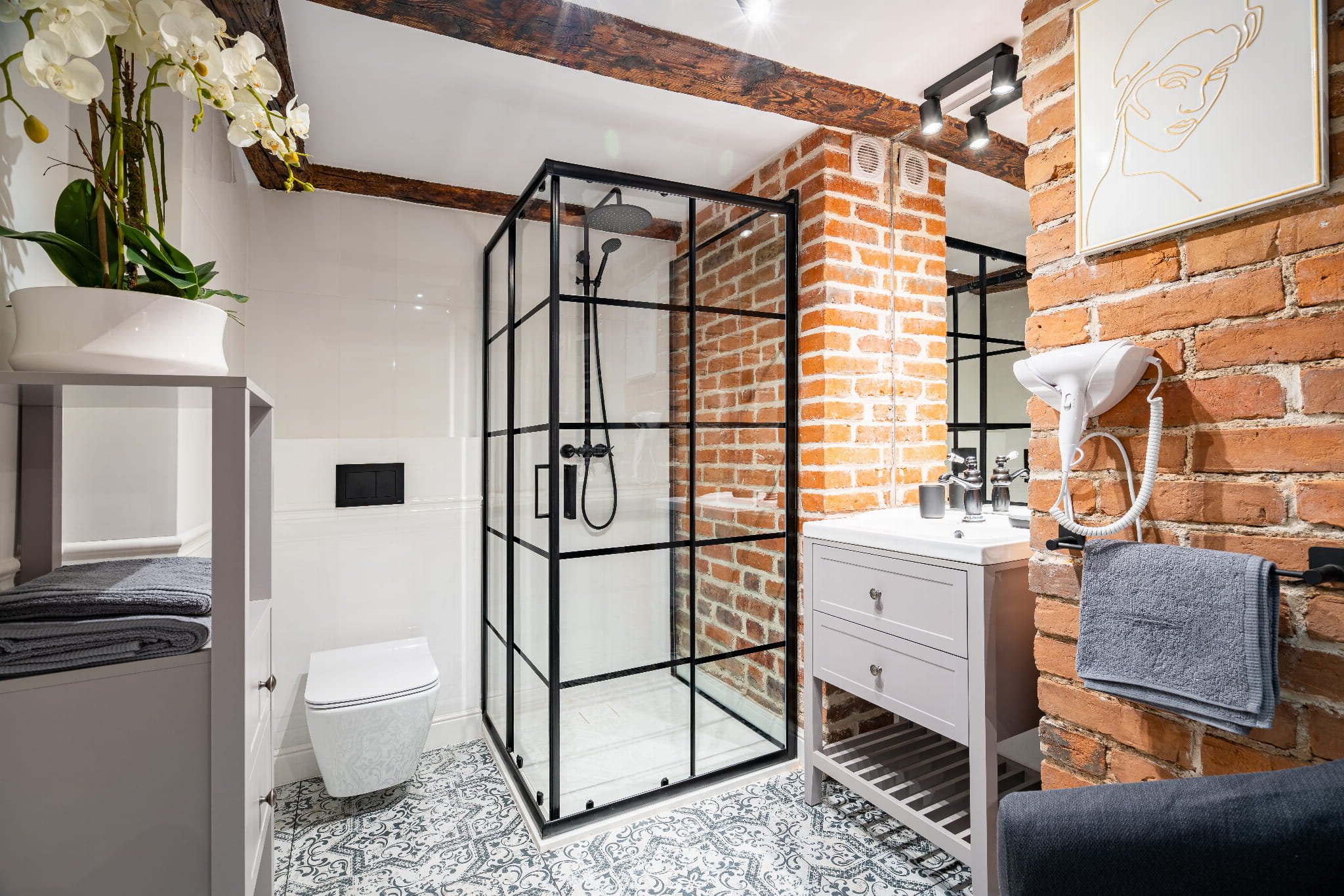 Moderne stiliseeritud telliskivi plaadid seinal klassikaline