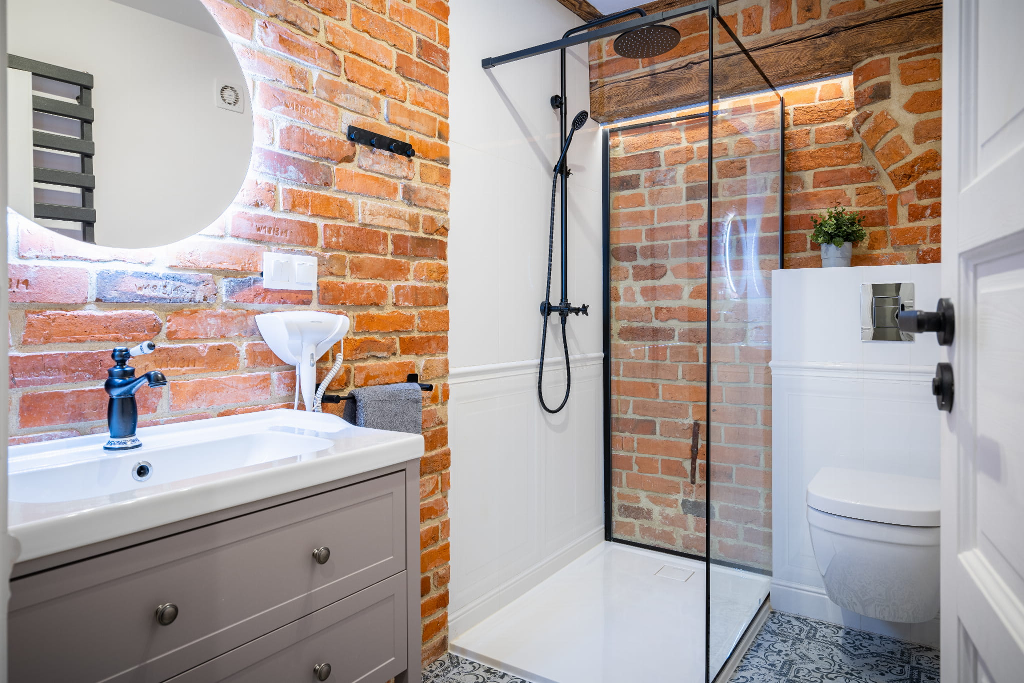 Moderne stiliseeritud telliskivi plaadid seinal klassikaline