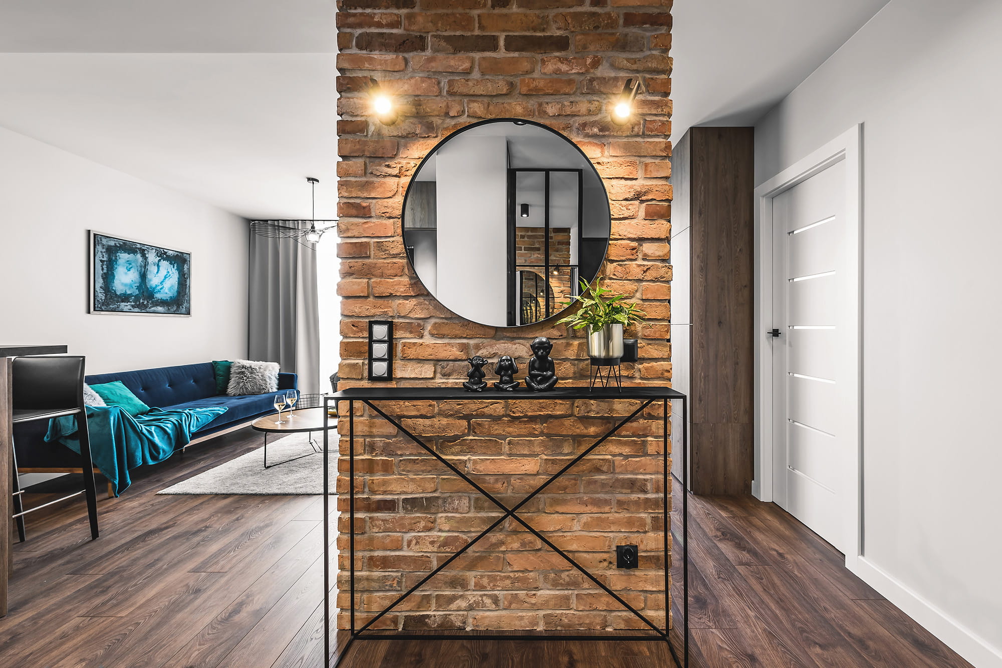 Moderne stiliseeritud telliskivi plaadid seinal klassikaline