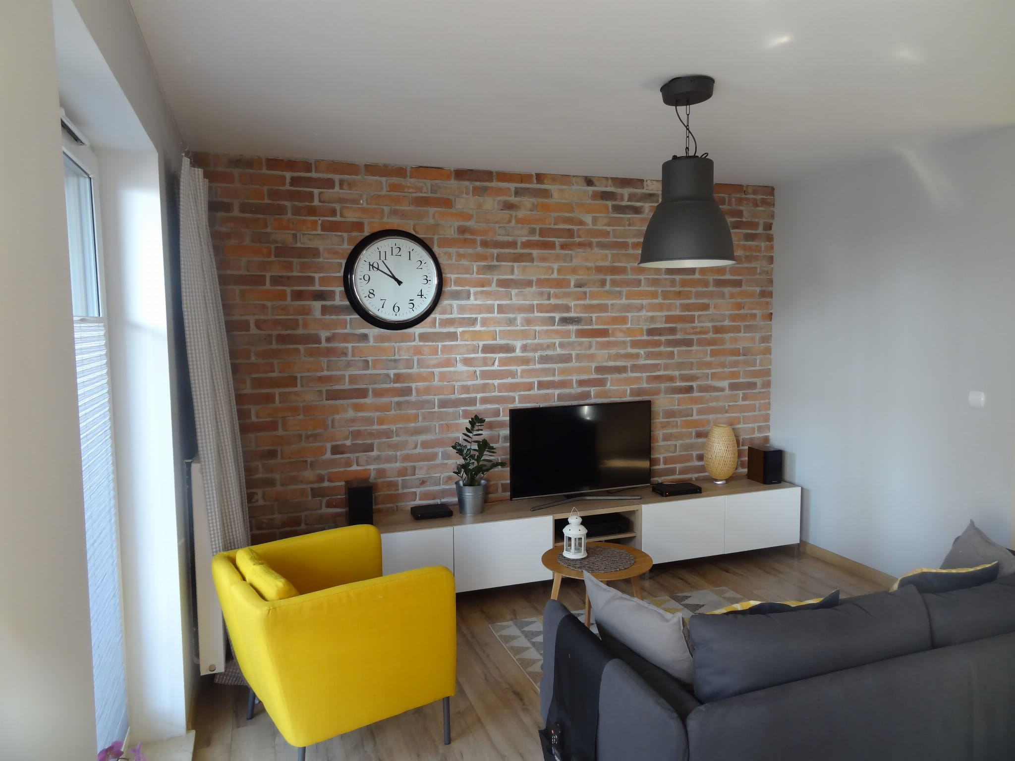 Moderne stiliseeritud telliskivi plaadid seinal klassikaline