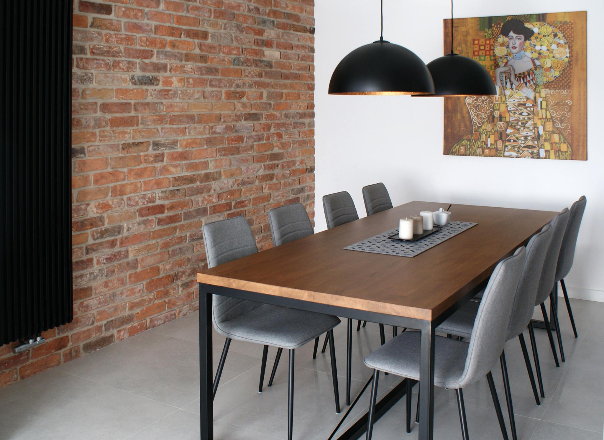 Moderne stiliseeritud telliskivi plaadid seinal klassikaline