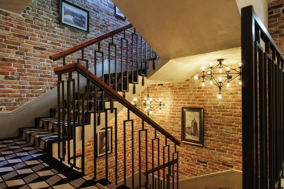 Moderne stiliseeritud telliskivi plaadid seinal klassikaline