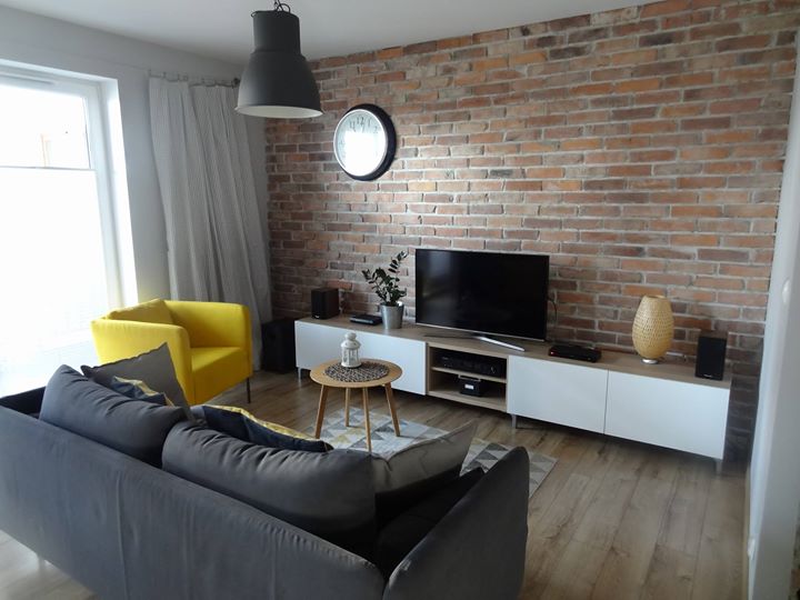 Moderne stiliseeritud telliskivi plaadid seinal klassikaline