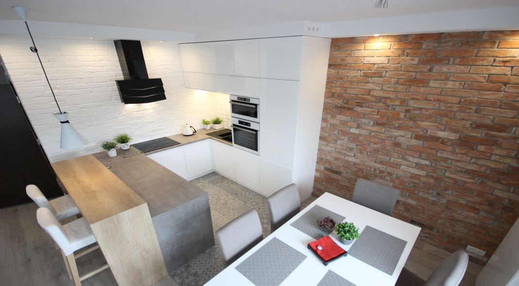 Moderne stiliseeritud telliskivi plaadid seinal klassikaline