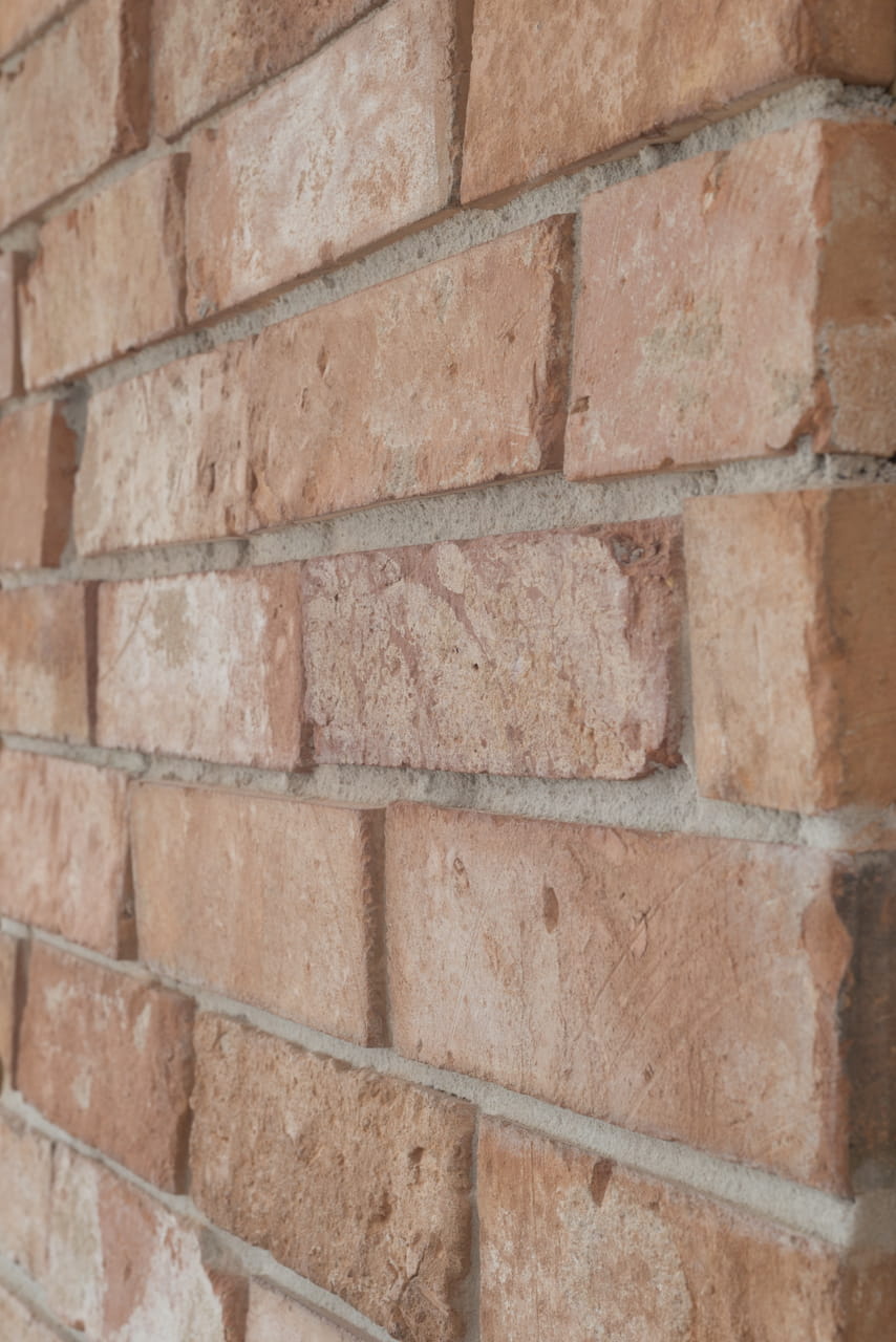 Moderne stiliseeritud telliskiviplaadid seinal Toruńi