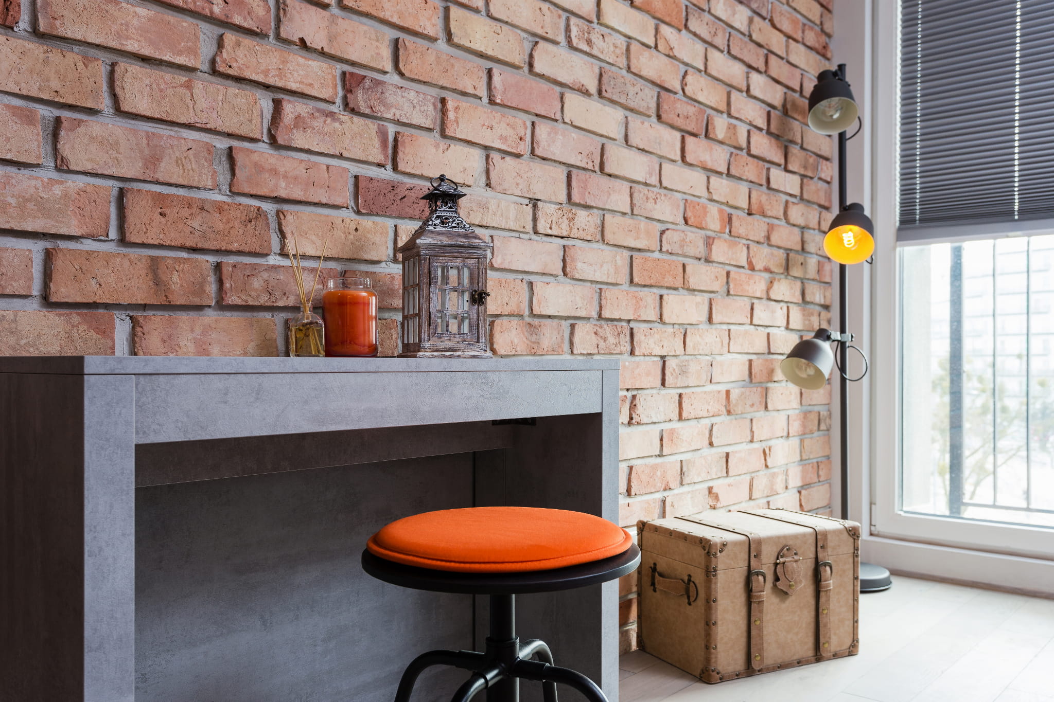 Moderne stiliseeritud telliskiviplaadid seinal Toruńi