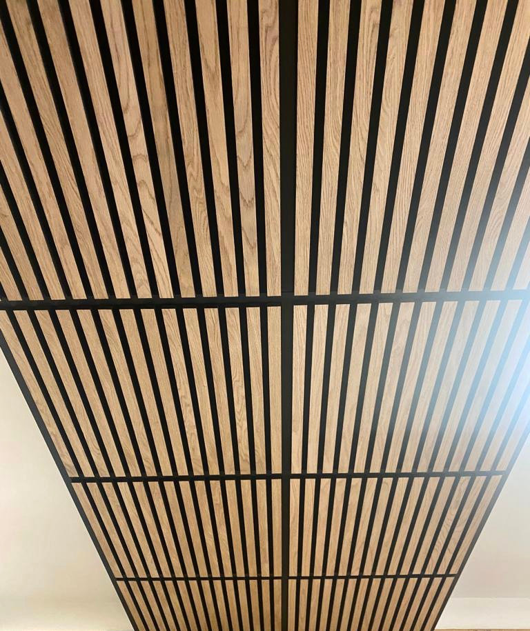 Akustiline laepaneel Naturaalne tamm must viltpaneelil