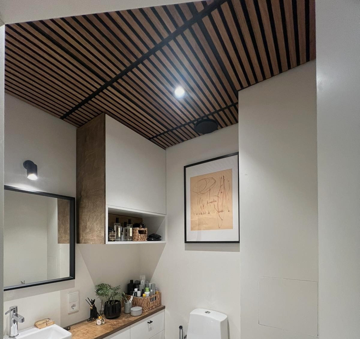 Akustiline laepaneel Naturaalne tamm must viltpaneelil