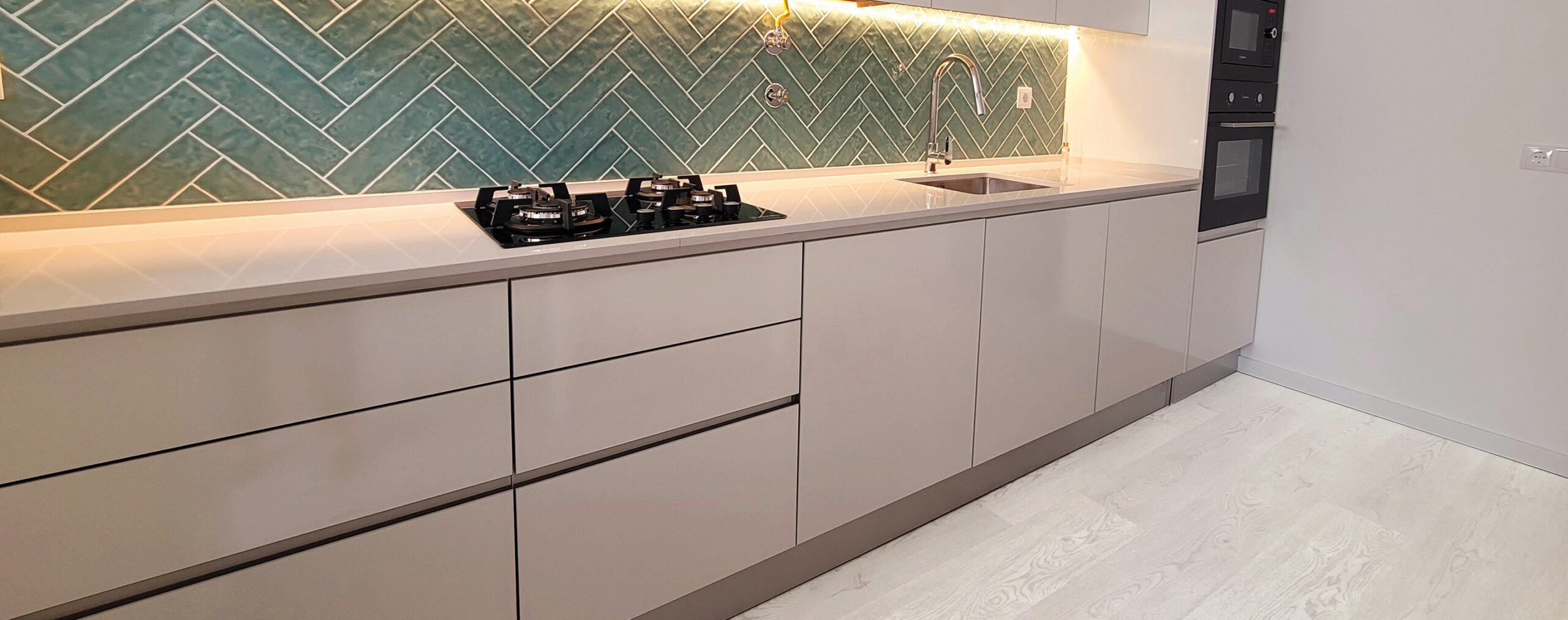 Prome liimitav vinüülparkett Pilves jõe tamm 1219 x 229 x 2,5mm